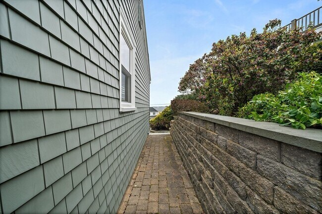 Building Photo - 114 Great Hill Dr