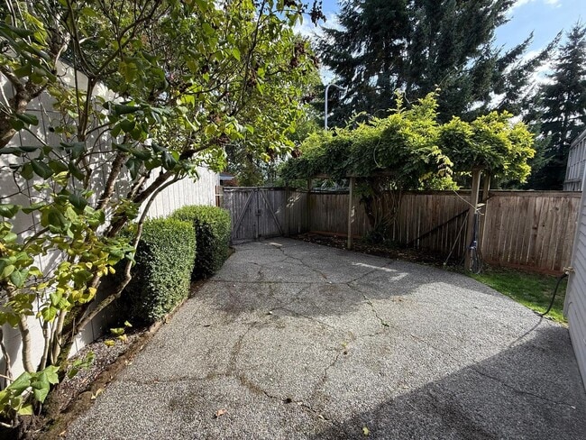 Building Photo - 3 Bed 2.5 Bath House In Leschi