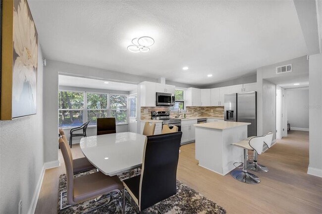 Building Photo - 1400 Poinciana Dr