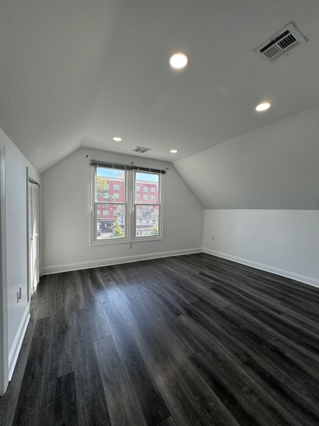 Building Photo - Stylish 3-Bedroom Home in Hackensack, NJ for Rent