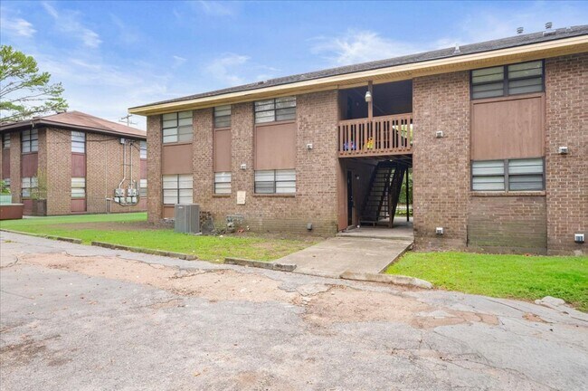 Building Photo - 2-Bedroom Apartment in Convenient Savannah Location