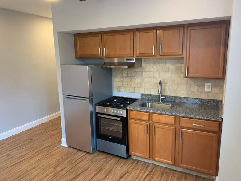 Building Photo - 406 W Walnut Ln