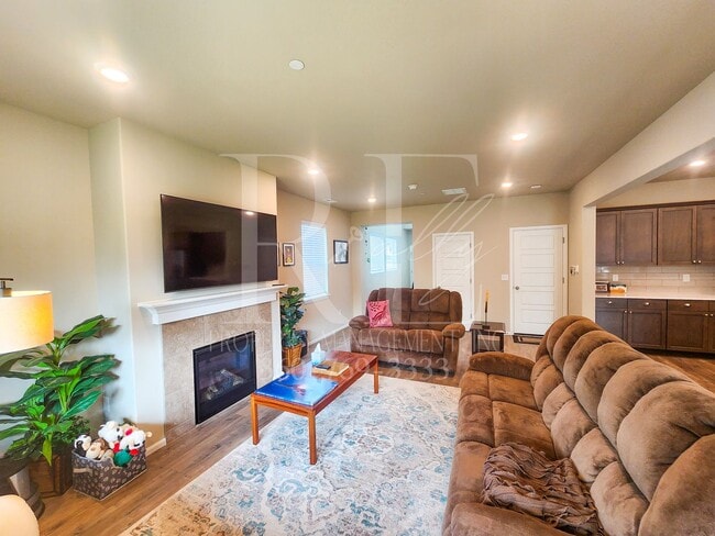 Building Photo - Extra Large Premium Built 4bd