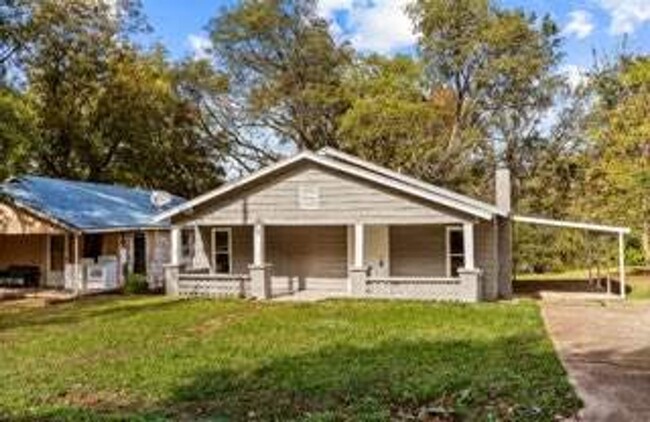 Building Photo - Newly Renovated 3 Bedroom 1 Bath Home w/ C...