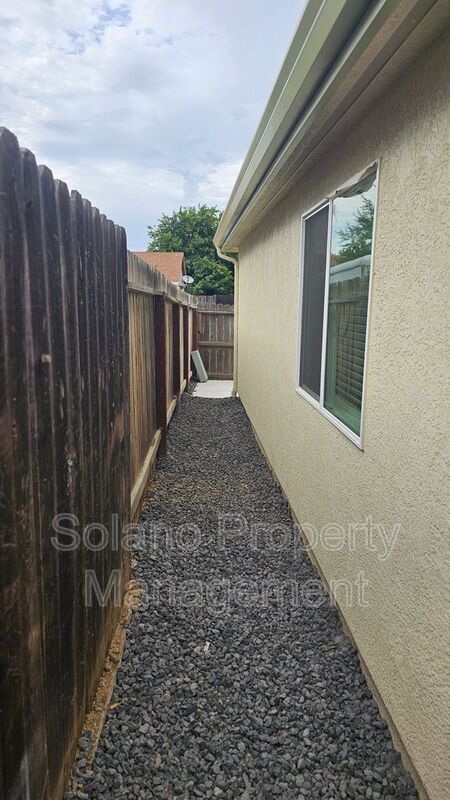 Building Photo - 376 Marna Dr