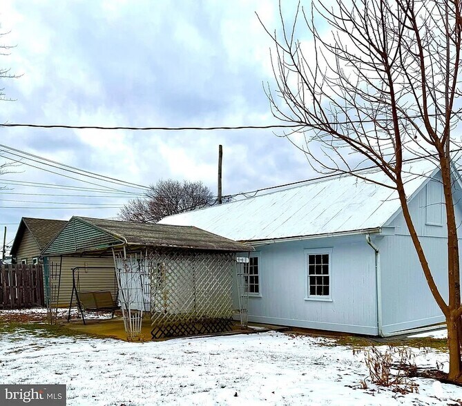 Building Photo - 235 E Maple St