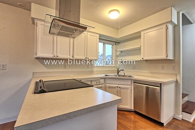 Building Photo - 3 Bed, 2.5 Bath Condo with 1 Car Garage Ne...