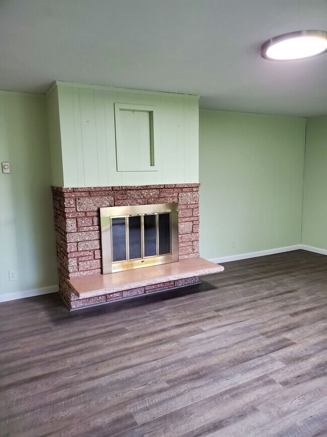 Building Photo - 3BD / 1.5BA Completely Remodeled Ranch wit...