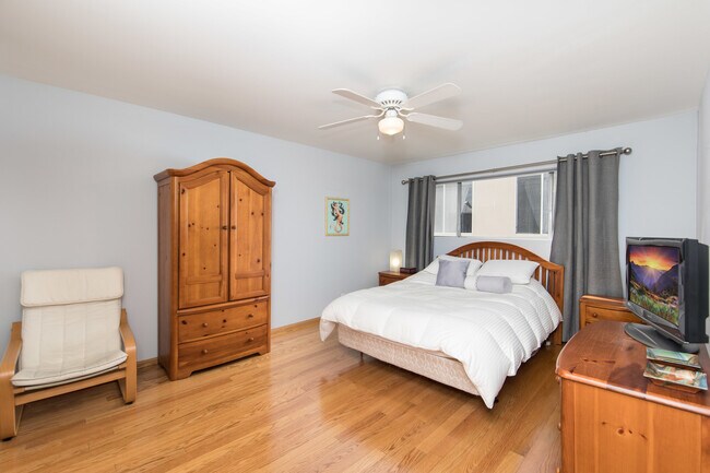 Building Photo - Remodeled 2 BEDROOM/2 BATH in the Heart of...