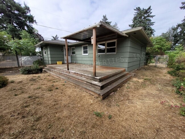 Building Photo - Beautiful 3 bdrm Home w/ a remodeled kitchen, stainless appliances, deck, yard and more!!!