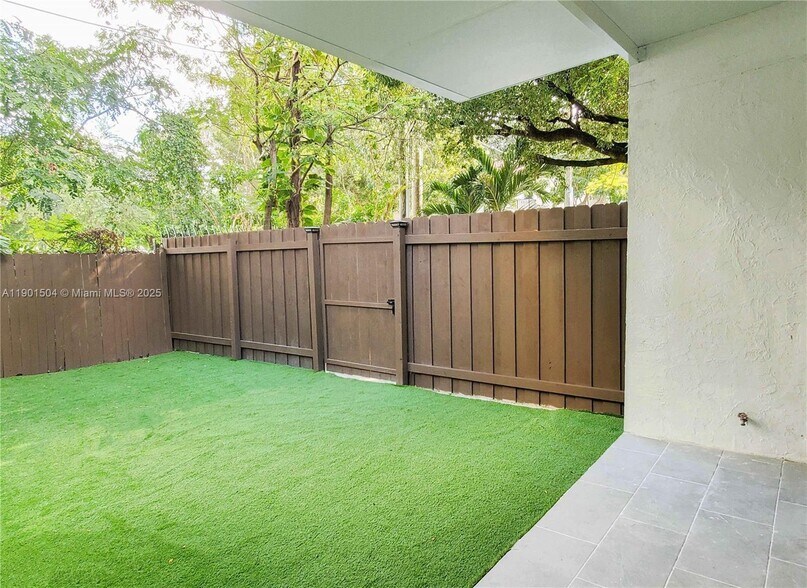 Building Photo - 1901 NW South River Dr