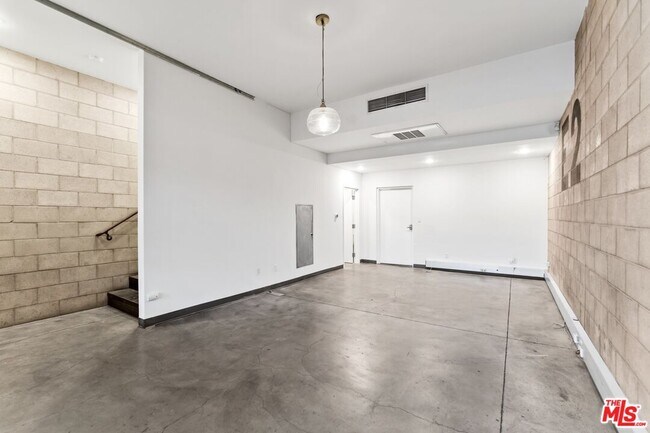 Building Photo - 6615 Melrose Ave