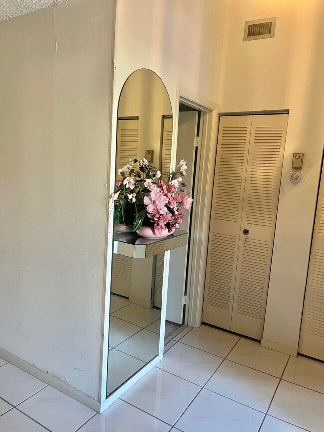 Building Photo - 7831 Willow Spring Dr