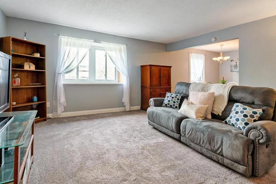 Living Room - 4819 Middletowne St