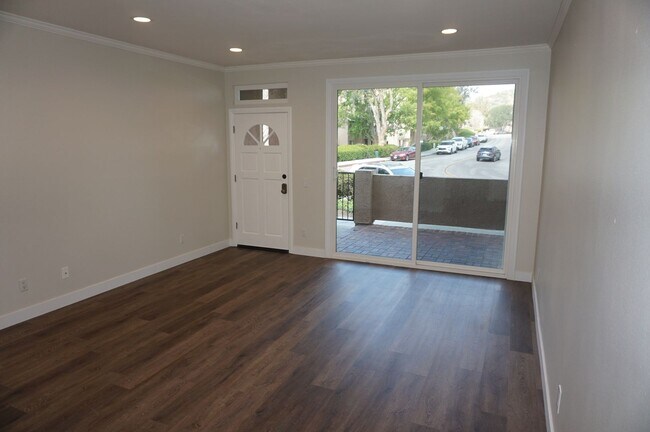 Building Photo - Highly Upgraded End Unit 2 Bedroom 2 Bathroom in Orange