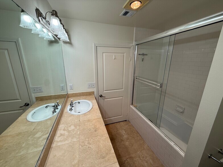 Building Photo - 7132 Farralone Ave