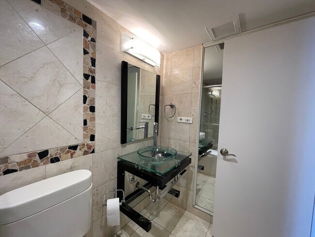 Building Photo - 175 E Delaware Pl