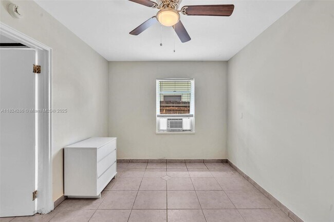 Building Photo - 930 N 16th Ave