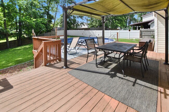 Building Photo - Pet Friendly Three Bedroom with Pool!