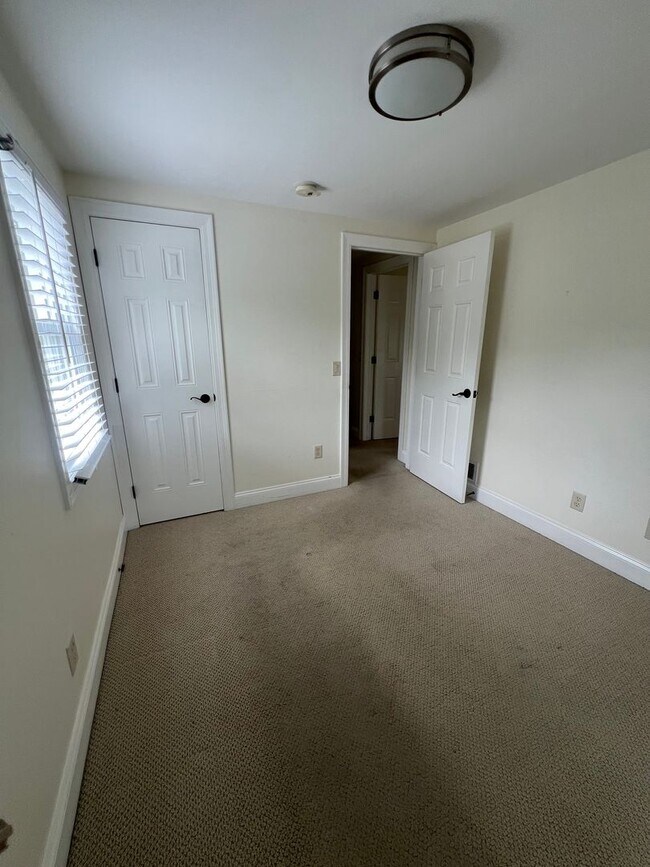 Building Photo - 3 Bed, 1.5 Bath Near U of R, Strong & Coll...