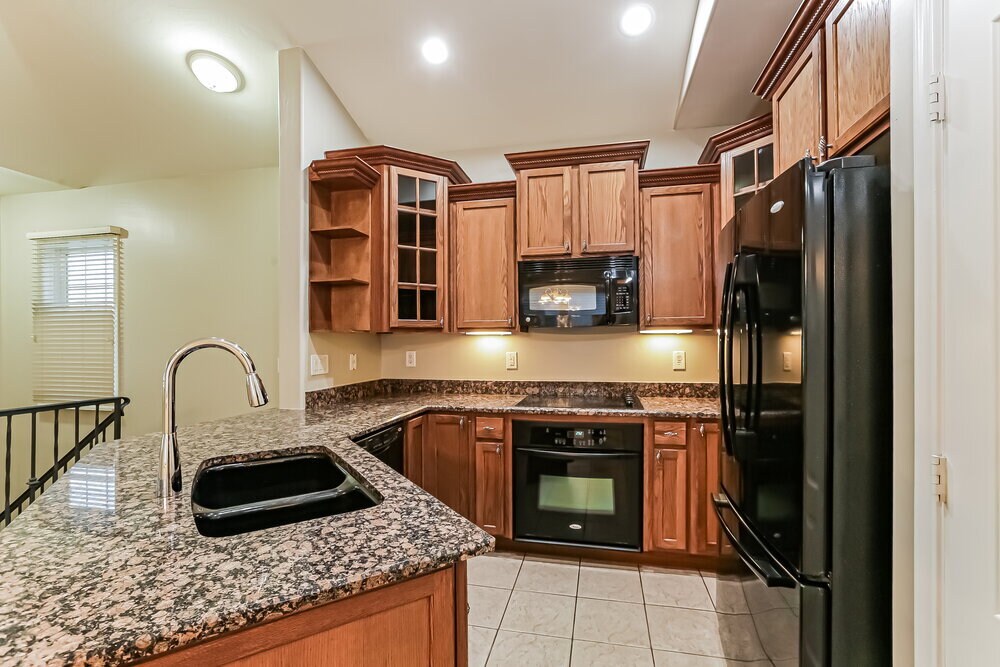 Building Photo - 2121 E Huntington Dr