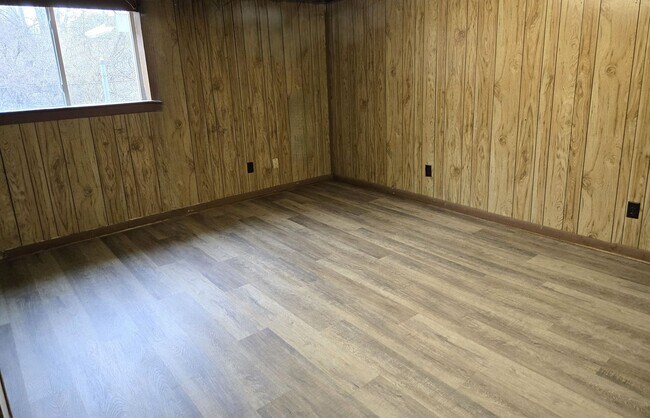 Building Photo - 401 Springhill Dr