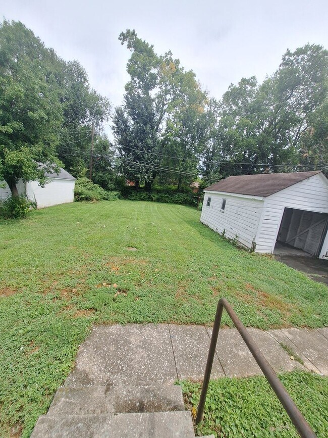 Building Photo - 753 Lynn Rd
