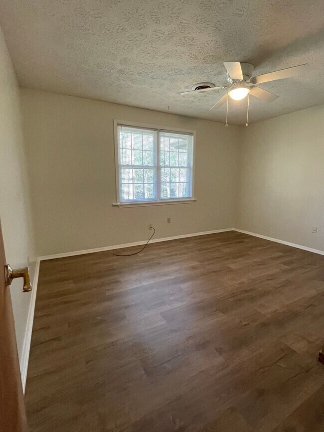 Building Photo - 2 bedroom 1 bath duplex is located off Whitehead Rd!