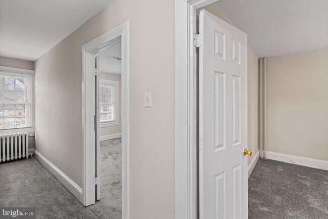 Building Photo - 716 E Railroad Ave