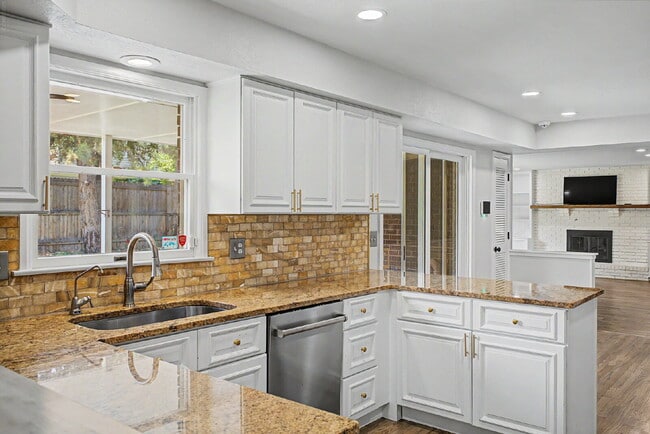 Building Photo - "Spacious 4-Bedroom Oasis with 4 Full Baths in Prime Englewood Location – 3306 Sq. Ft. of Comfort...