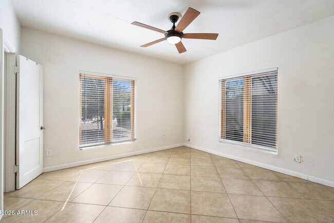 Building Photo - 930 E Whitton Ave