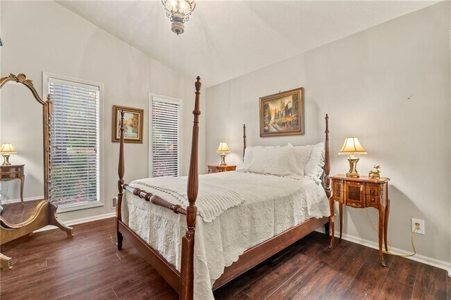 Building Photo - 4040 Summit Dr