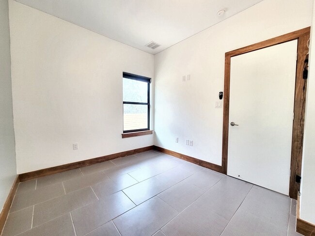 Building Photo - 325 Southwind Rd