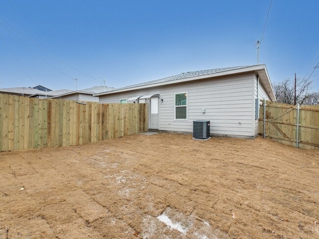 Building Photo - 3205-3207 Karen St