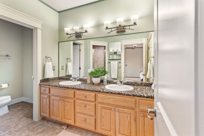 Building Photo - NW Grants Pass, Class, Style and Views!!!