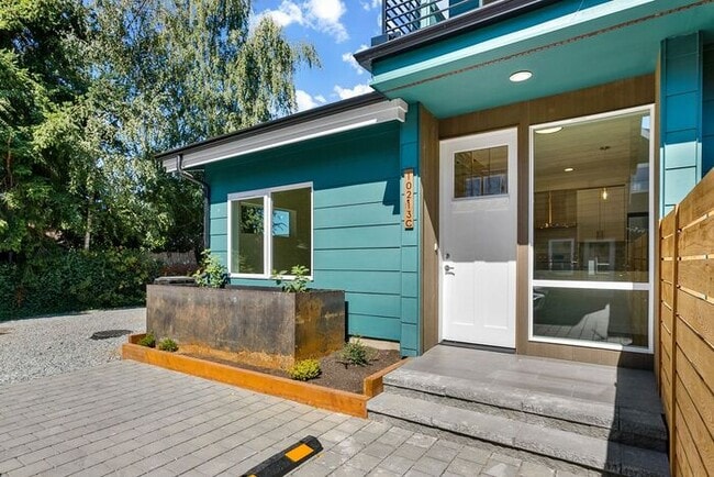 Building Photo - Fresh AIR CONDITIONED Arbor Lane Beauty!