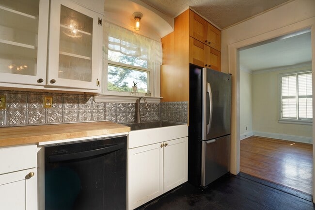 Building Photo - 1104 Summit Dr