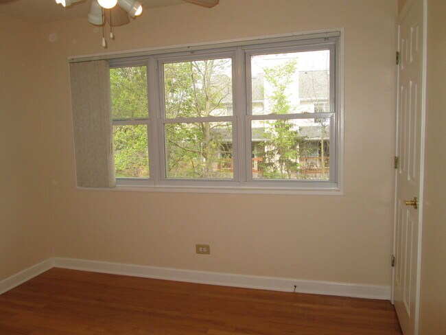 Building Photo - 169 E Palatine Rd
