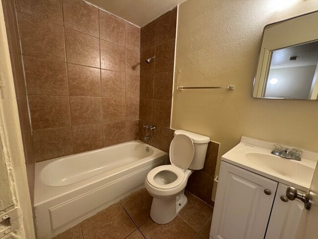 Building Photo - Holiday Gardens 2-br Townhome