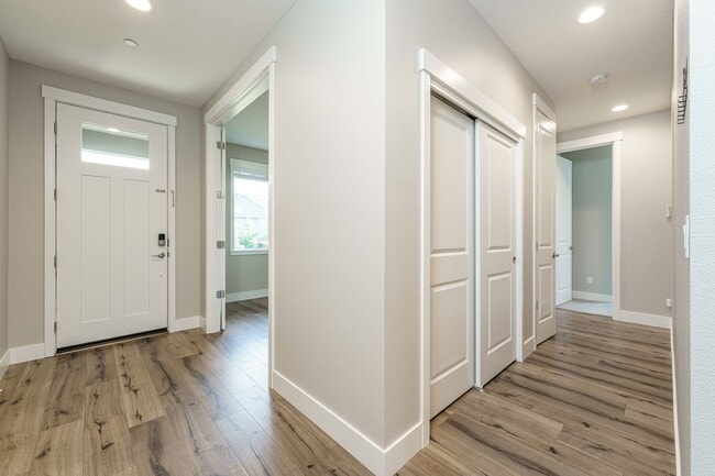 Building Photo - Charming 3-Bedroom, with Office and 2 Bath...