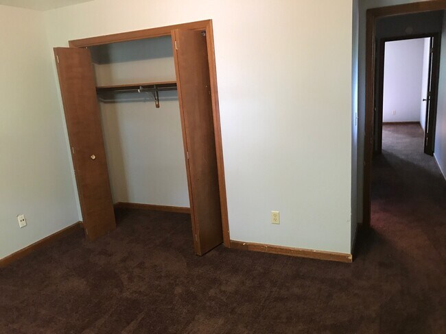 Building Photo - 601 S Park Square Dr