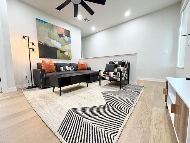 Building Photo - ***611 SW 2nd Street***