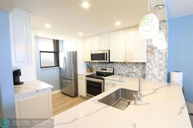 Building Photo - 9940 S Ocean Dr
