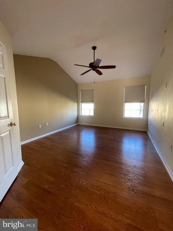 Building Photo - 208 Strawberry Ct