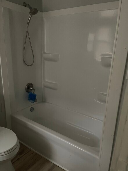 BATHROOM - 838 N Elizabeth St