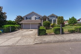 Building Photo - Recently Updated and Move In Ready 3 Bedro...