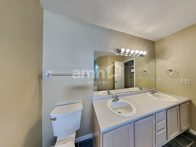 Building Photo - 545 Foxglove Ct