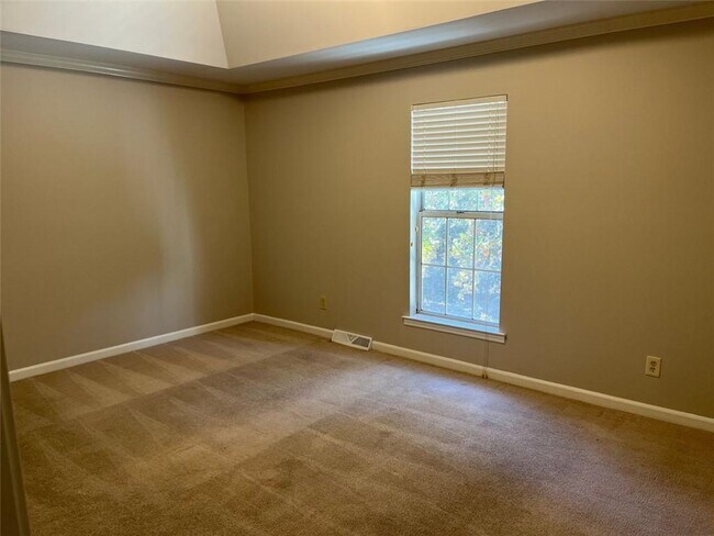 Building Photo - 326 Leafmore Rd SW