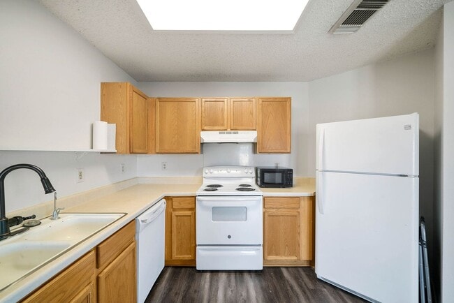 Building Photo - 3 Bedroom and 2 Bathroom located  in Brentfield Subdivision