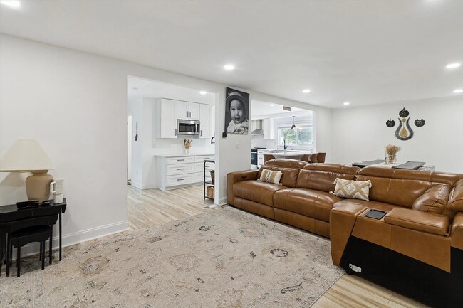 Building Photo - 5242 Cedarhurst Dr